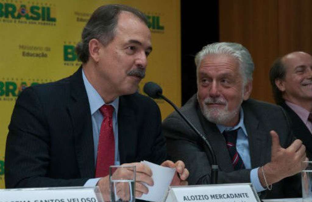 Mercadante tenta afastar Wagner de Dilma, segundo colunista