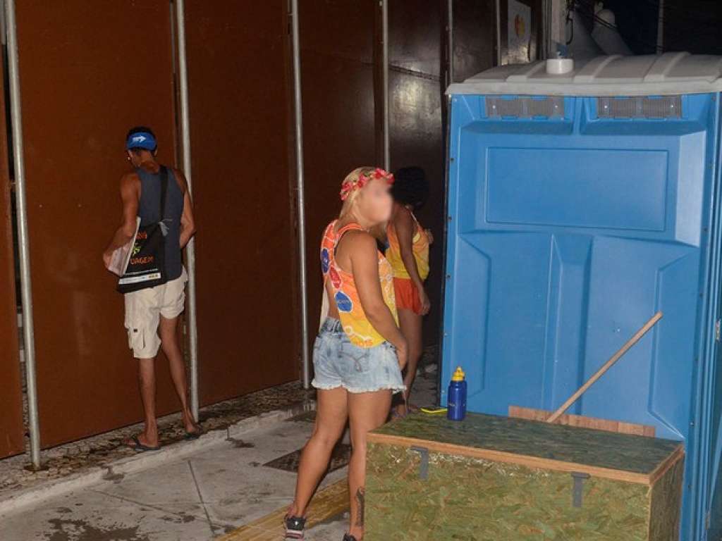 Destemidos, ‘mijões’ seguem urinando nas ruas do carnaval de Salvador