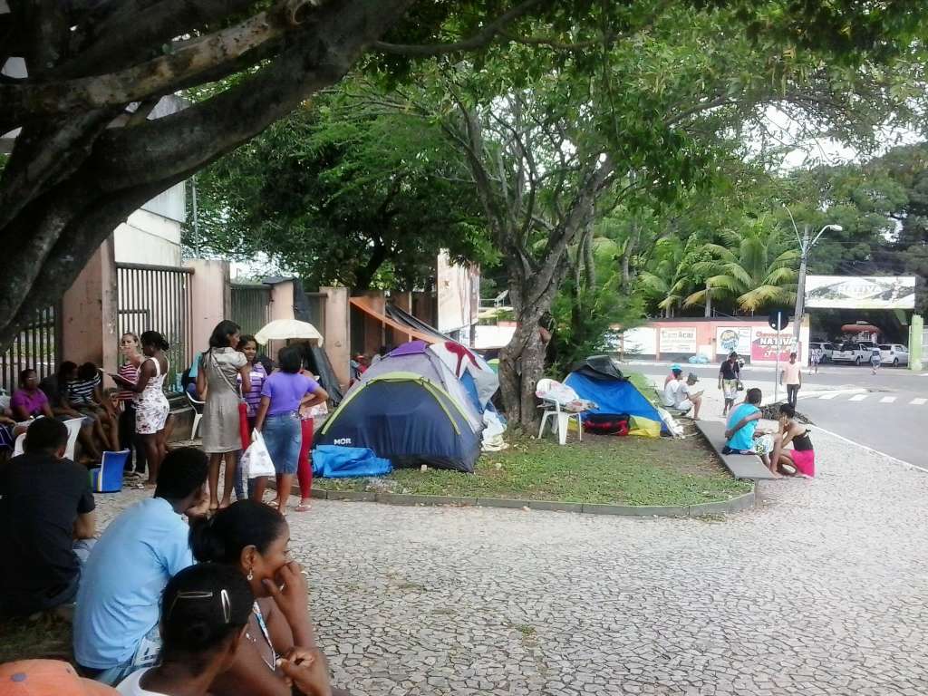 Para garantir vaga, pais e alunos dormem na frente das escolas estaduais de Camaçari