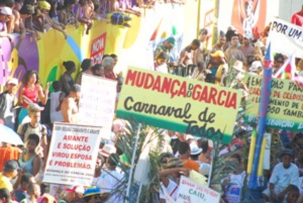 Marcelino Galo e Luiza Maia arrastam foliões na Mudança do Garcia com manifesto antibaixaria