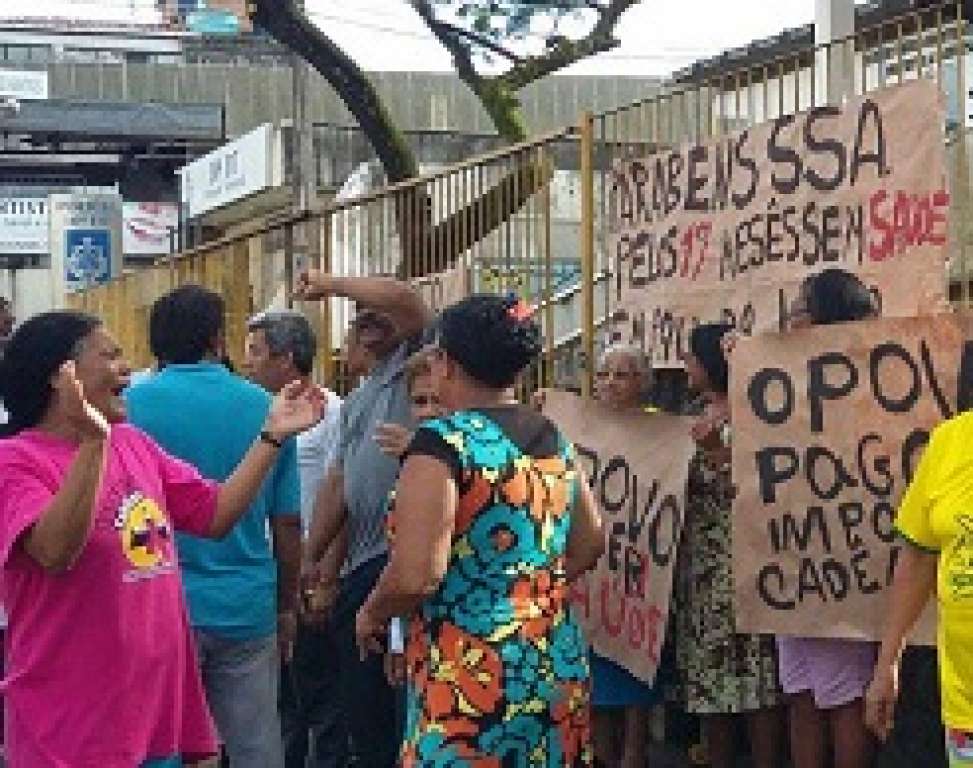 Moradores protestam contra atraso em reforma de posto de saúde em Salvador