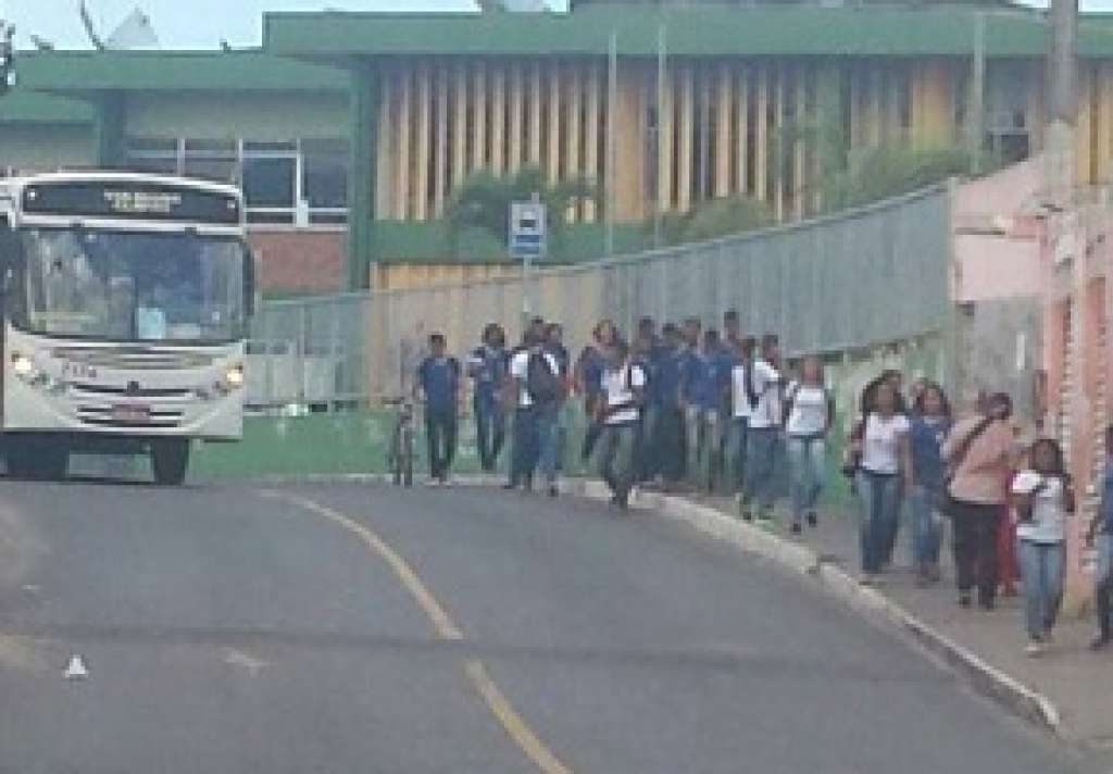 Suposto toque de recolher suspende aulas em bairro de Salvador