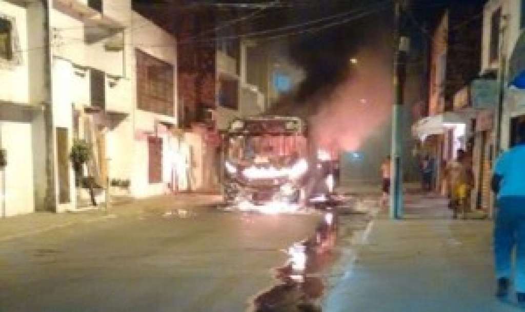 Ônibus é incendiado em Salvador