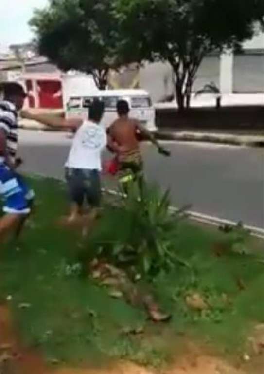 Vídeo: acusado de roubo é agredido a pauladas em Simões Filho
