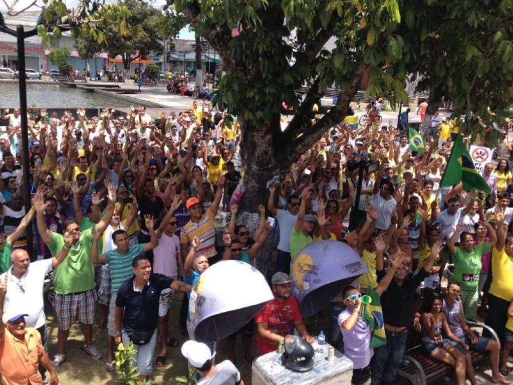 Protesto contra a corrupção e governo Dilma reúne centenas de pessoas em Camaçari