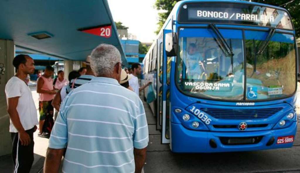 Defensoria Pública quer anular exigência de cartão para acesso de idosos em ônibus