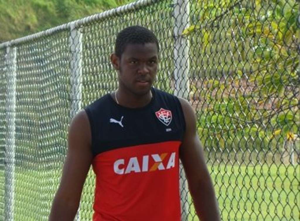 Lateral do Vitória pede mais oportunidades no time titular