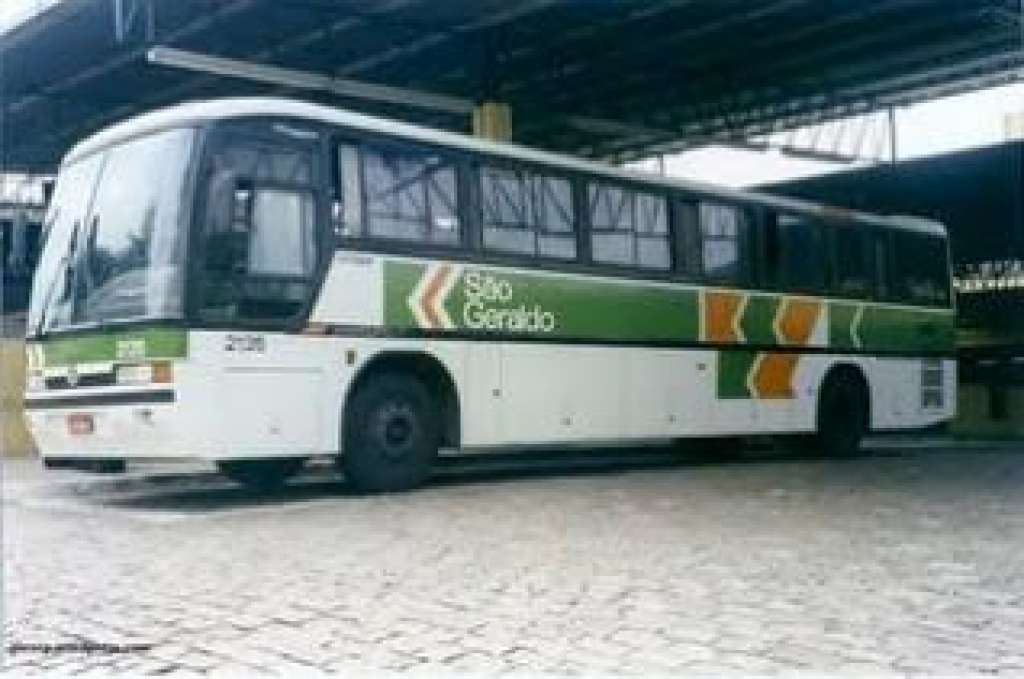 Bandidos encapuzados assaltam ônibus interestadual na BR-101