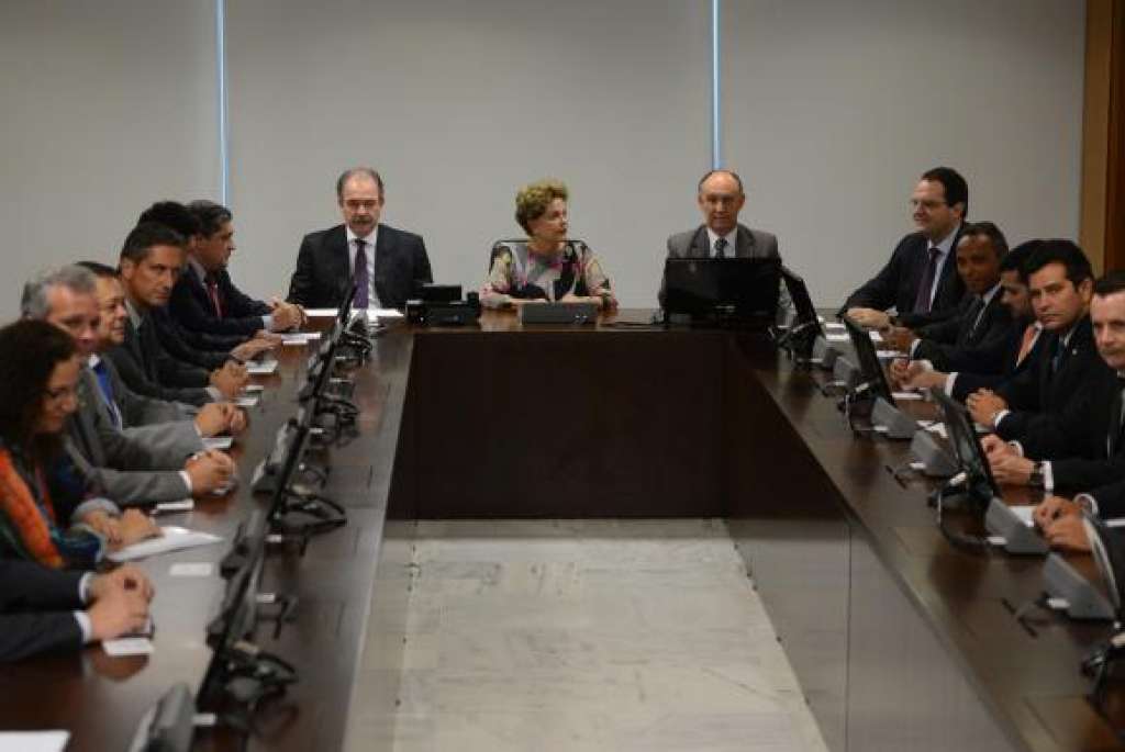 Dilma promete ouvir líderes no Congresso antes de tomar medidas