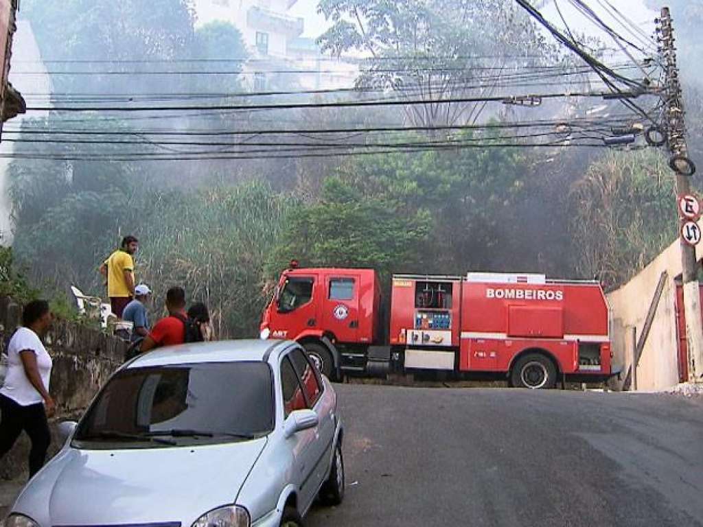 Incêndio se alastra e atinge quintal de residência em Salvador
