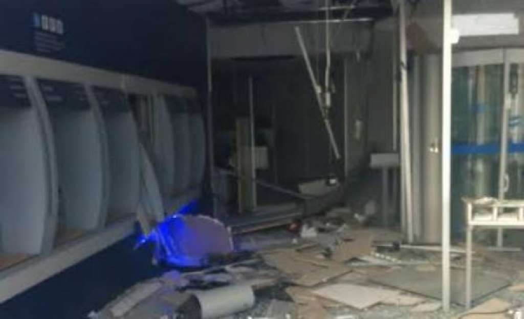 Bandidos explodem caixas eletrônicos de agência bancária em Stella Maris