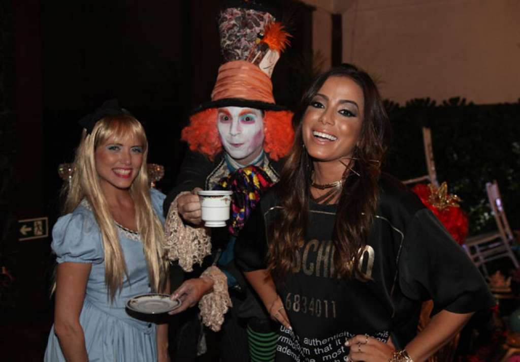 Anitta comemora aniversário com festa temática, no Rio de Janeiro