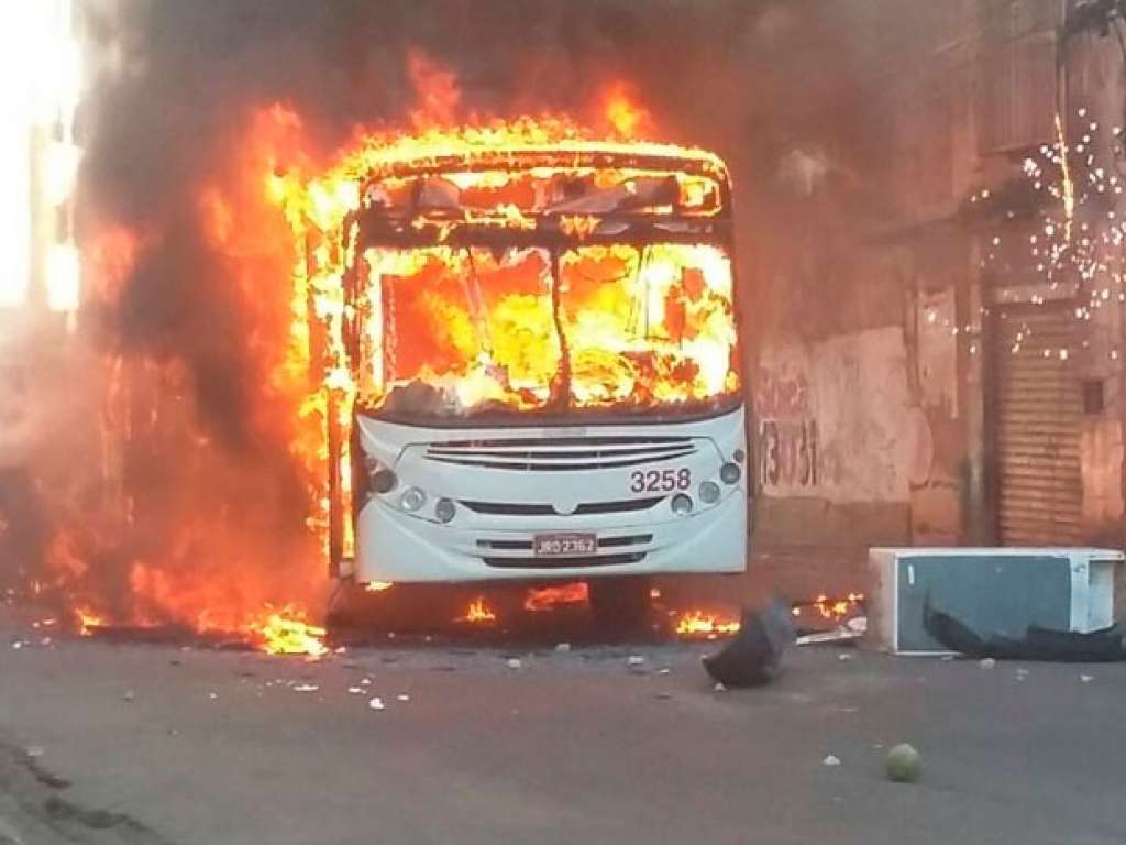 Após morte de adolescente de 17 anos, manifestantantes incedeiam ônibus em Salvador