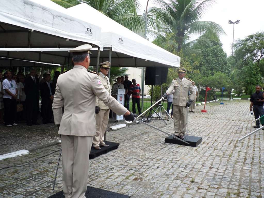Em solenidade, tenente-coronel Henrique Melo assume o comando do 12º  BPM de Camaçari