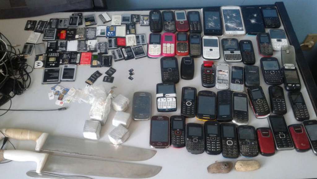 PM apreende 45 celulares e drogas dentro de presídio