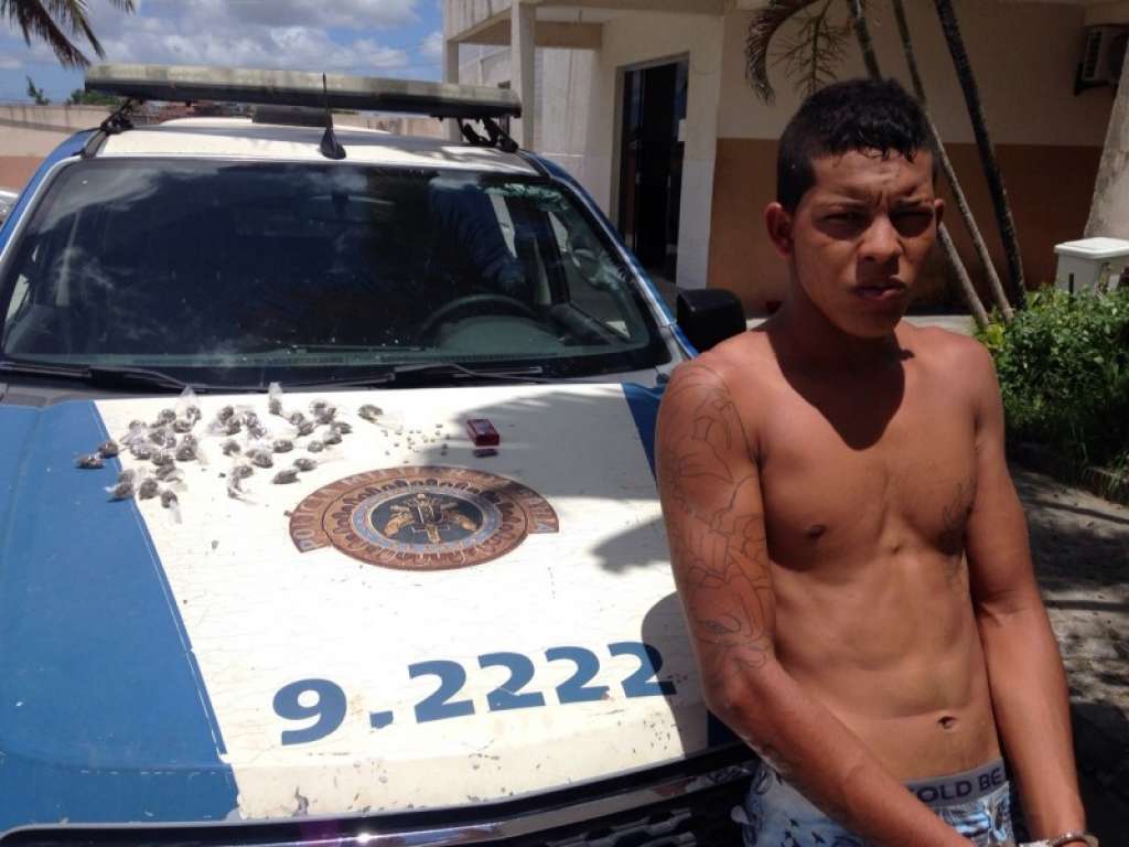 Simões Filho; jovem é preso em flagrante com 44 trouxas de maconha e 50 pedras de crack