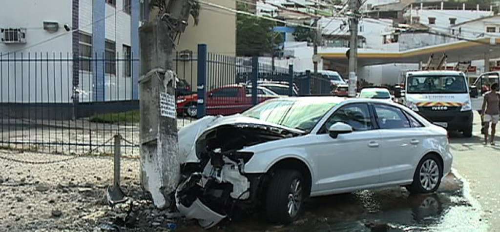 Batida de carro esmaga poste em Salvador