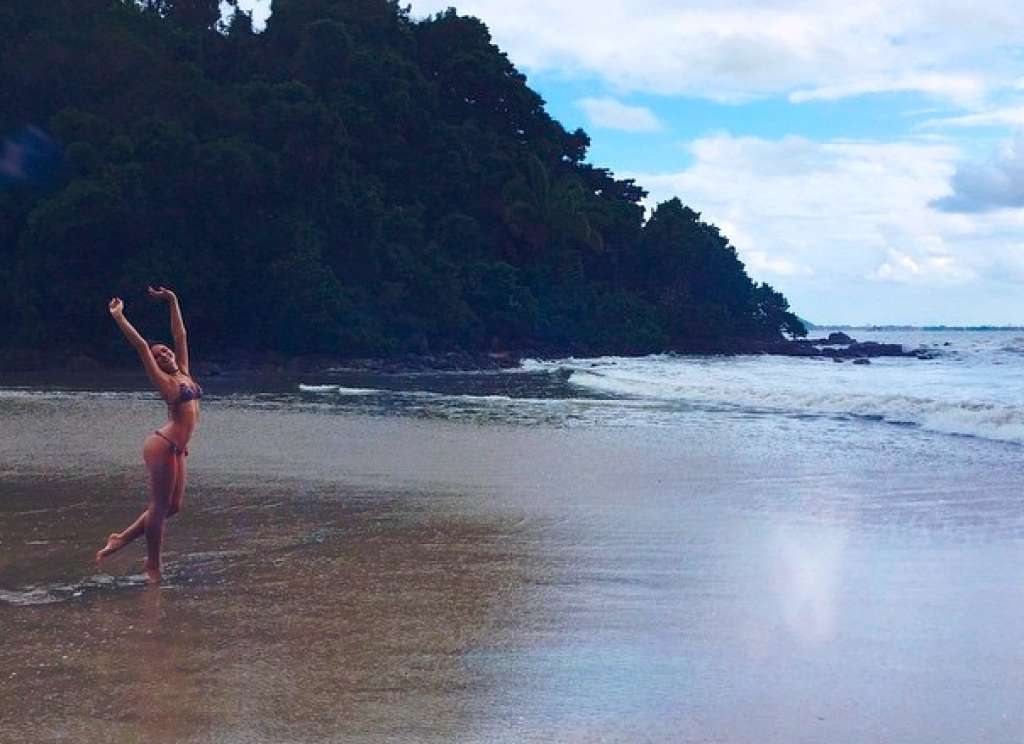 Enigmática, Bruna Marquezine esbanja alegria em dia de praia