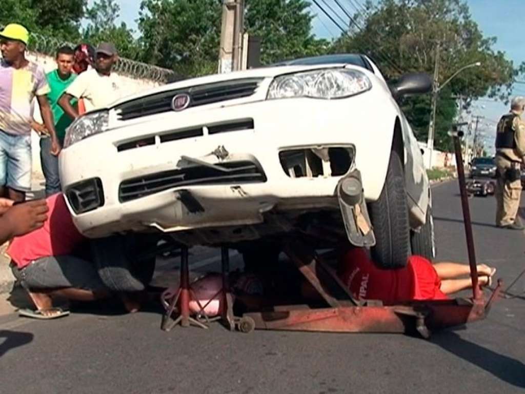 Mulher sobrevive após cair de moto em acidente e ser arrastada por veículo