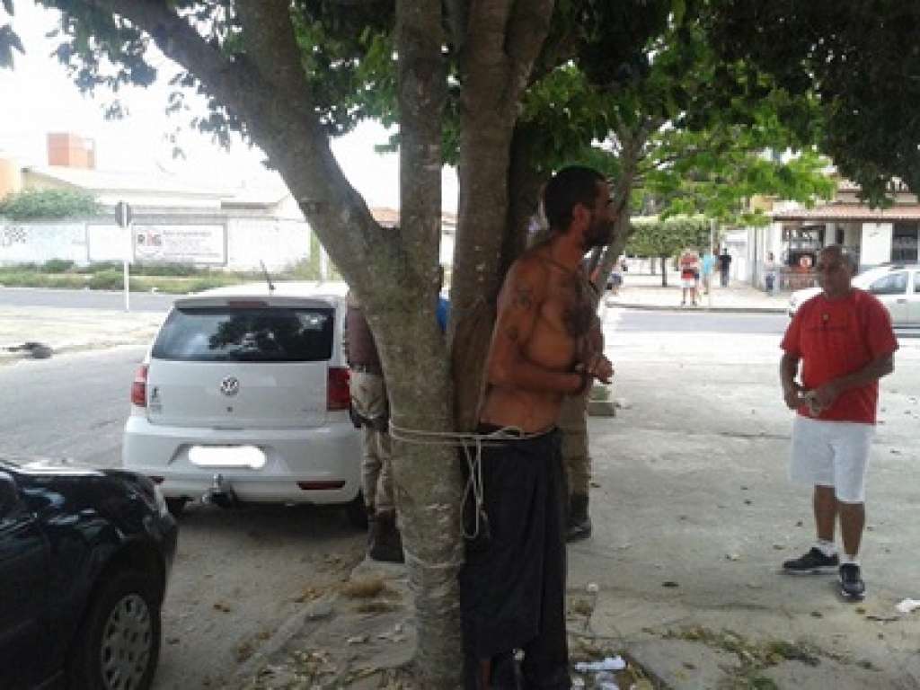 Acusado de roubo é espancado e amarrado em árvore por populares