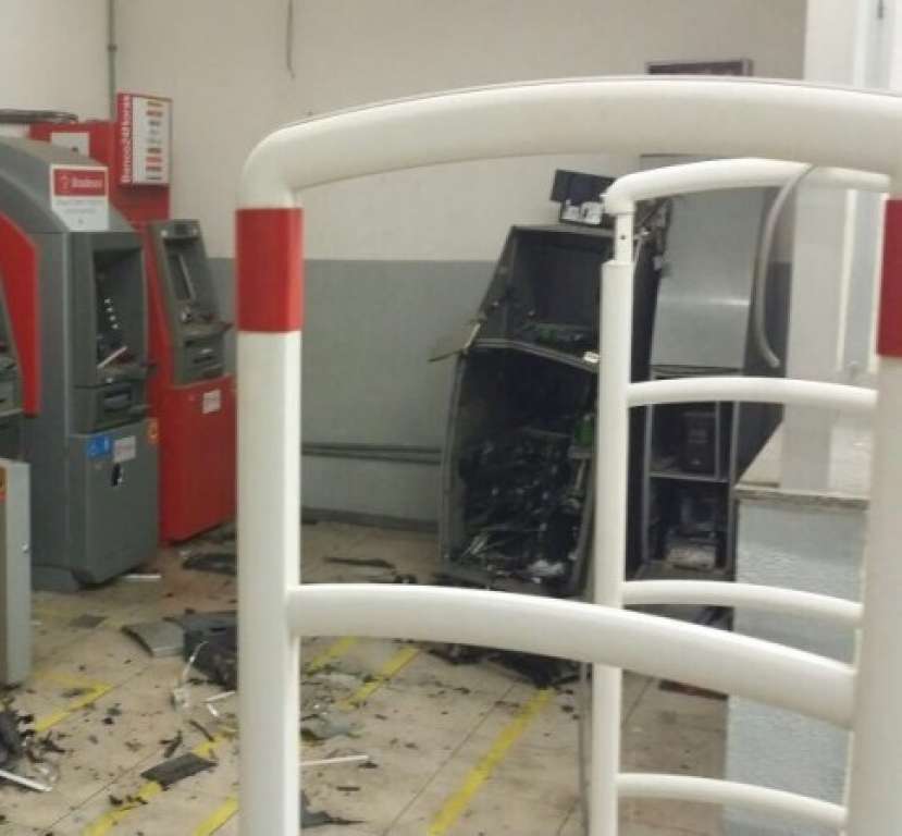 Caixa eletrônico é detonado dentro de supermercado em Salvador