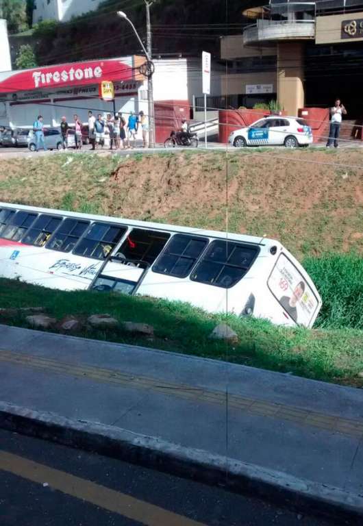 Ônibus cai em canal de Salvador e cobrador fica ferido