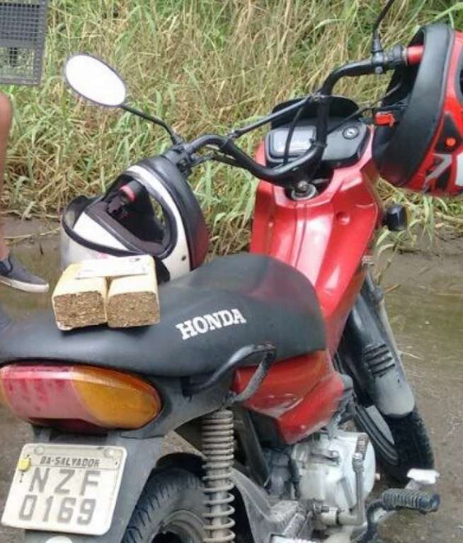 Dupla em moto é presa com tabletes de maconha