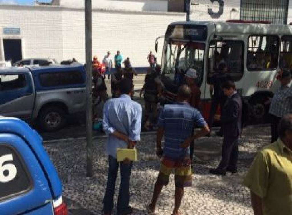 Polícia prende homens armados andando de ônibus em Salvador