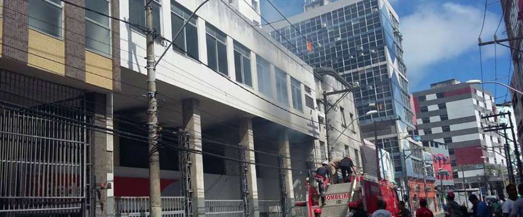 Prédio onde funciona banco pega fogo em Salvador e avenida é interditada