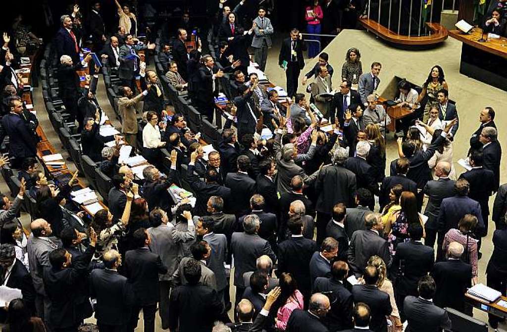 Câmara dos Deputados conclui a reforma política até amanhã, garante Eduardo Cunha