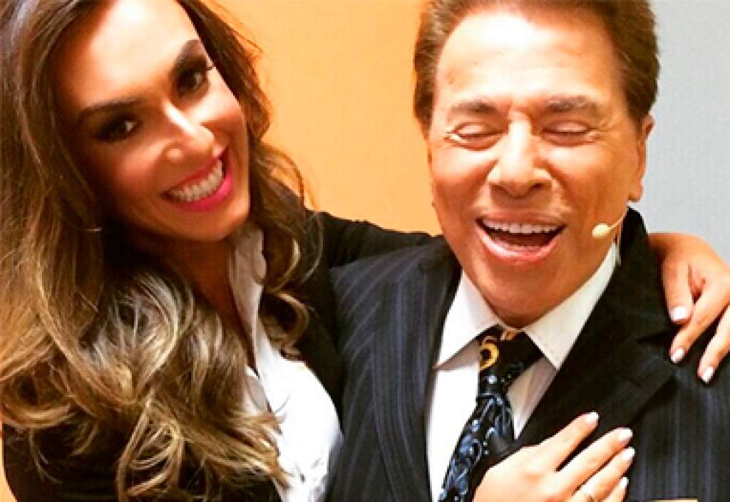 Nicole Bahls se emociona ao tirar foto com Silvio Santos em bastidores