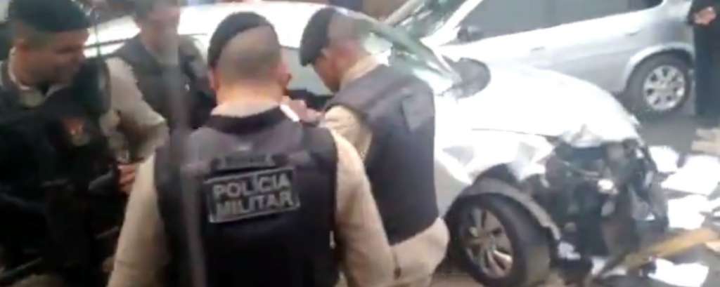 Homem assassinado dentro de carro em Salvador
