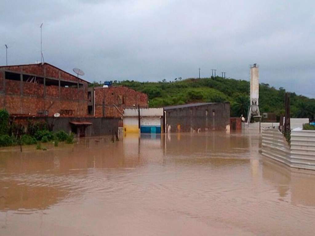 Chuvas: rio transborda e município de Santo Amaro fica alagado