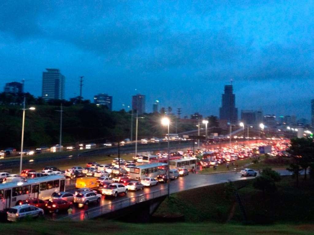 Trânsito congestionado e 600 áreas de risco por causa da chuva em Salvador
