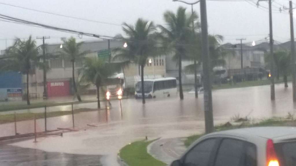Avenida Jorge Amado completamente inundada em Camaçari
