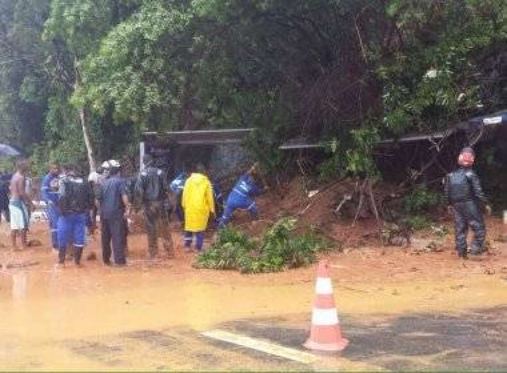 Chuva causa danos em toda a cidade de Salvador