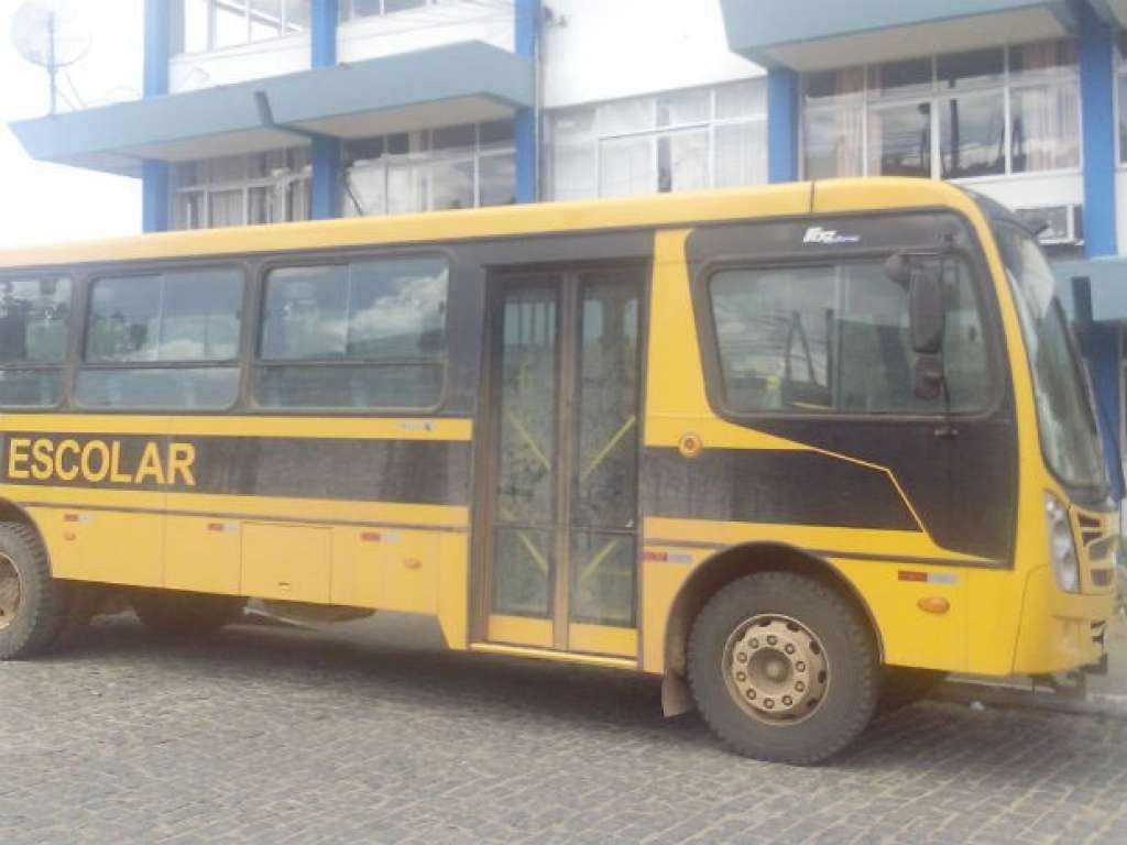 Bandidos praticamente desmontam ônibus escolar