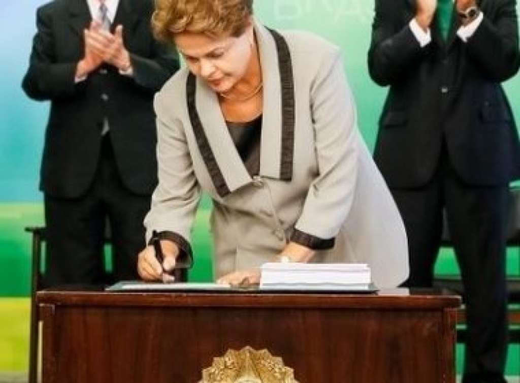 Com quase cinco meses de atraso, Dilma sanciona Orçamento de 2015