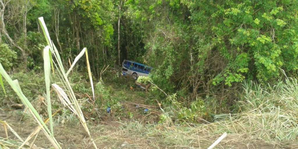Ônibus cai de ribanceira e um homem morre em Teixeira de Freitas