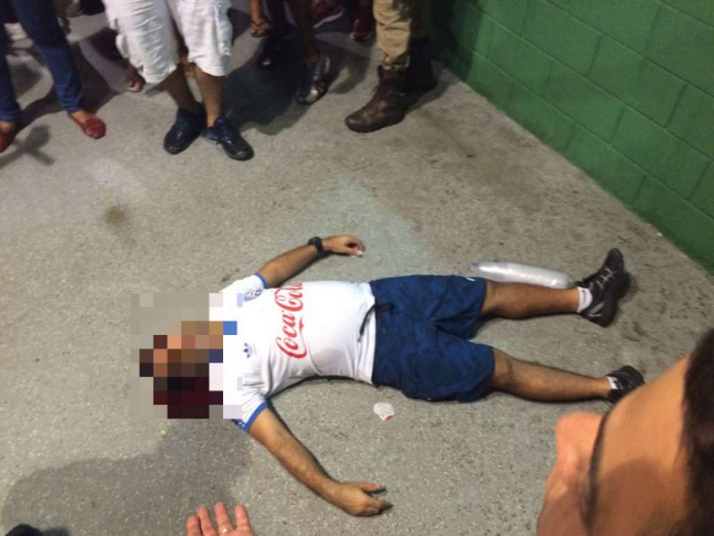 Torcedor do Bahia é encontrado sangrando e desmaiado após confusão em bar