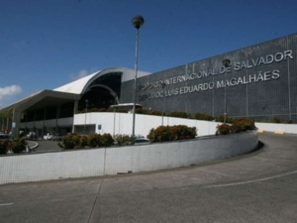Buraco em pista do aeroporto de Salvador impede pouso de voos por 1 hora, diz Infraero