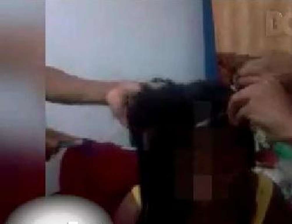 Vídeo: bandidos cortam cabelo de jovem acusada de abortar filho de traficante