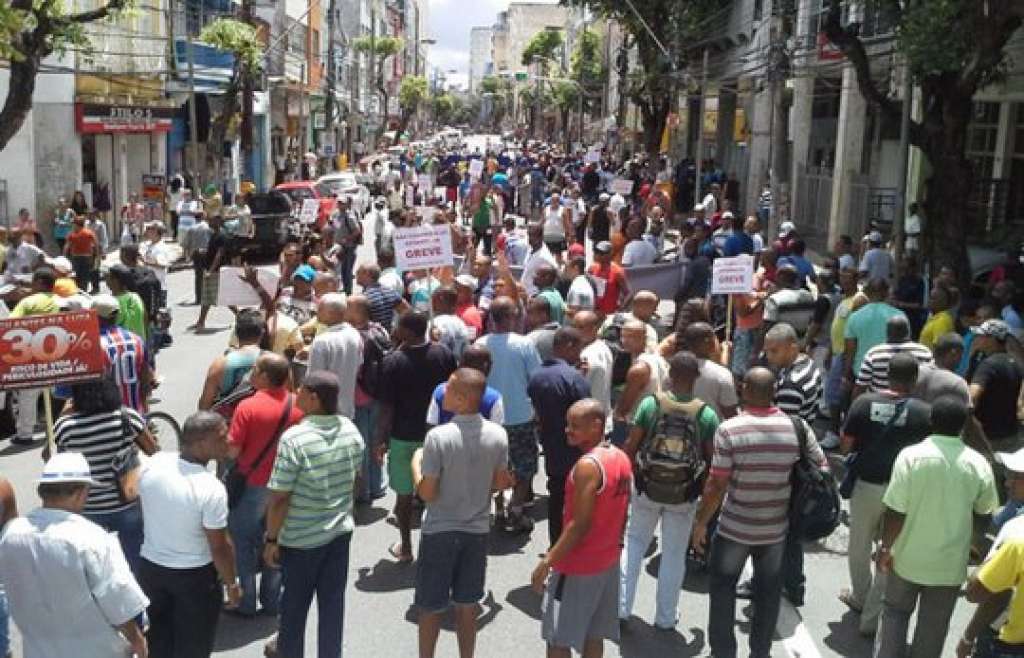 Trabalhadores da construção pesada realizam manifestação em Salvador