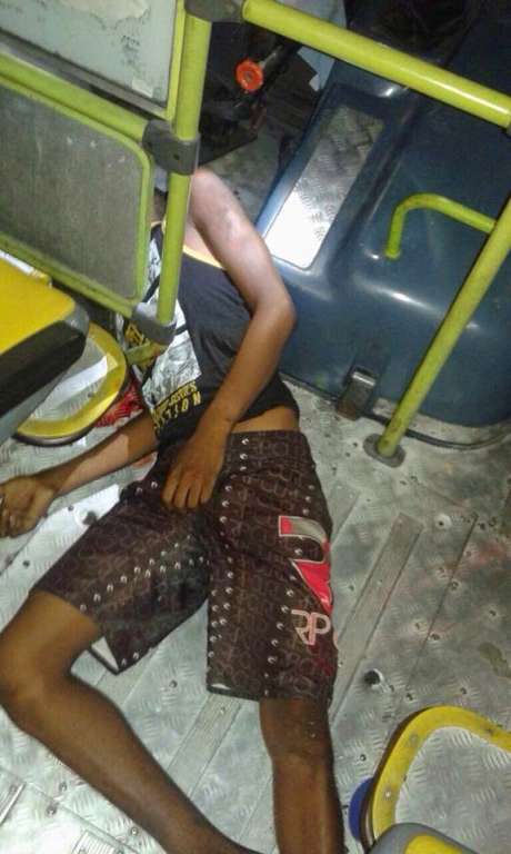 Bandido é morto por passageiro durante assalto a ônibus em Lauro de Freitas