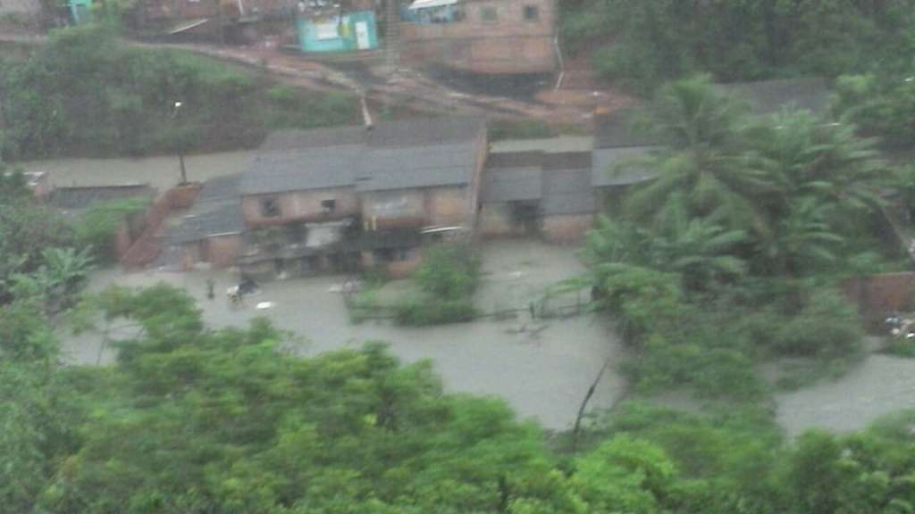 Veja Vídeo: Moradores de comunidade em Salvador estão ilhados por conta da chuva