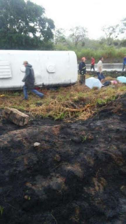Acidente com ônibus deixa dois mortos e 16 feridos na BR-101