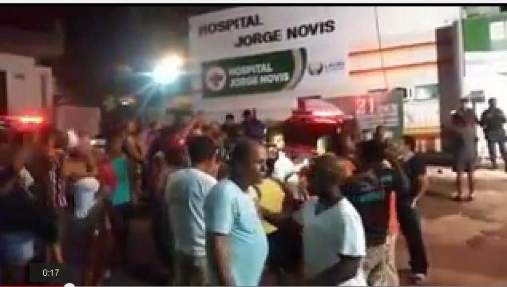VÍDEO: Sem médicos na pediatria, moradores protestam na frente de hospital em Lauro de Freitas