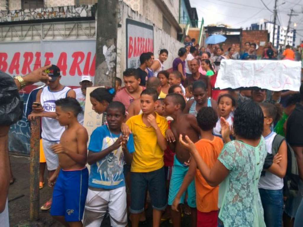 Moradores bloqueiam acesso a bairro de Salvador