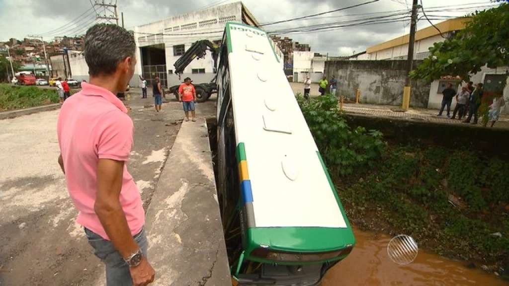 Salvador: ônibus cai em vala da Avenida Barros Reis