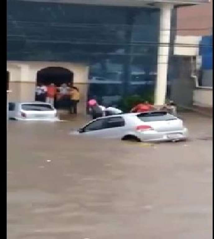 Vídeo: veículo é arrastado pela enxurrada em Salvador
